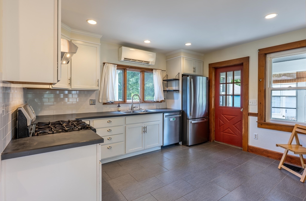 22 W Center St, Northampton, MA Photo #17
