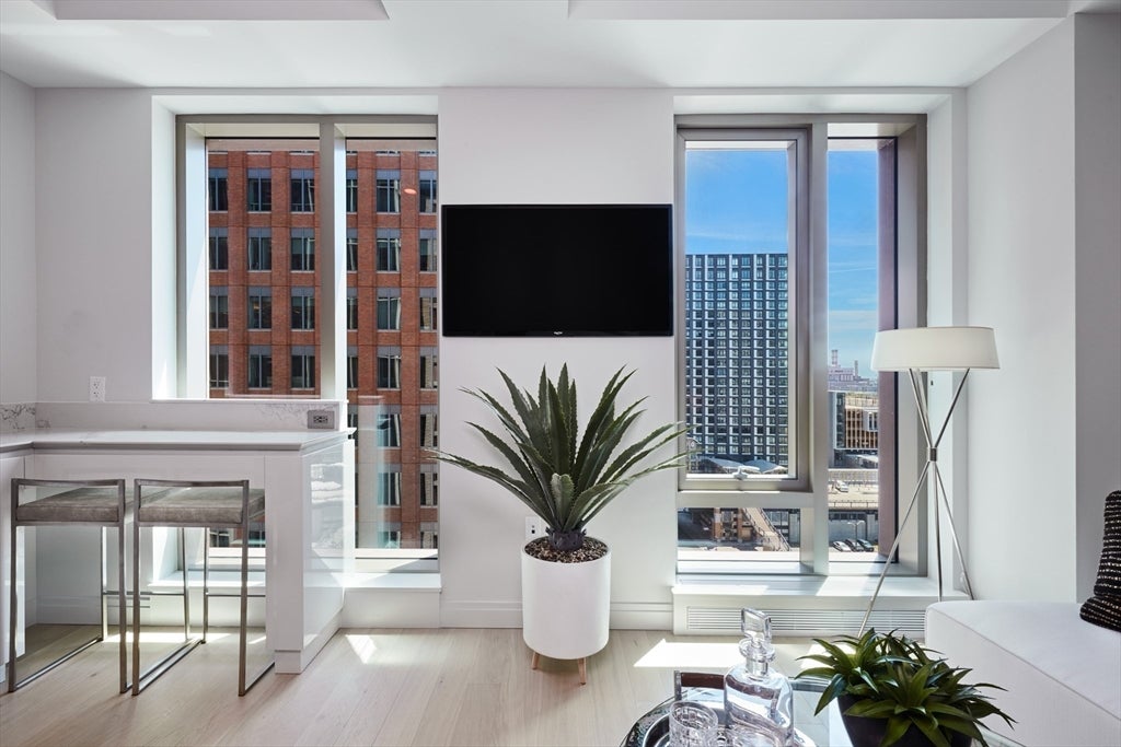 135 Seaport Blvd U18