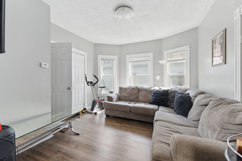 Boston, Massachusetts 02136, United States, 6 Bedrooms Bedrooms, ,4 BathroomsBathrooms,Residential,Contingent,130696