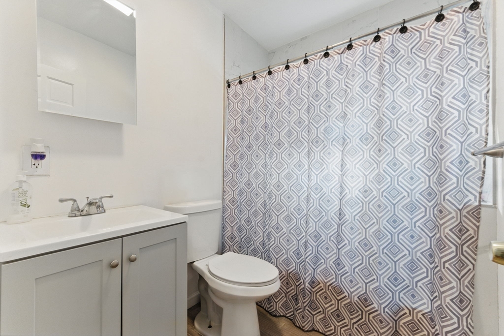 Boston, Massachusetts 02136, United States, 6 Bedrooms Bedrooms, ,4 BathroomsBathrooms,Residential,Contingent,130696