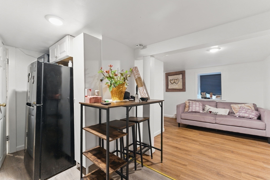 Boston, Massachusetts 02136, United States, 6 Bedrooms Bedrooms, ,4 BathroomsBathrooms,Residential,Contingent,130696