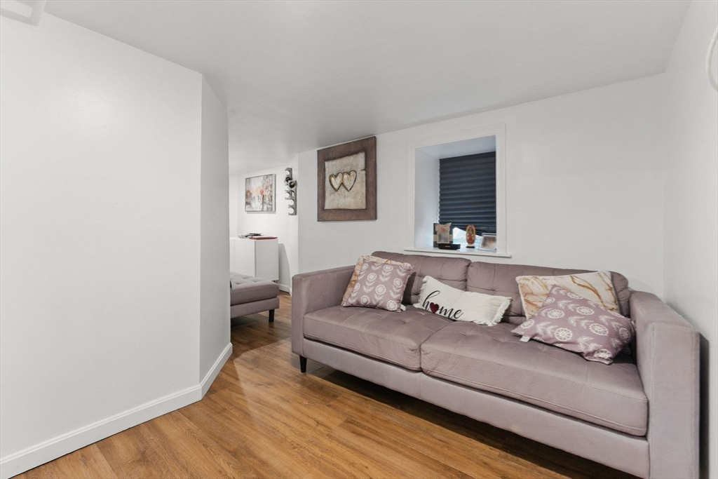 Boston, Massachusetts 02136, United States, 6 Bedrooms Bedrooms, ,4 BathroomsBathrooms,Residential,Contingent,130696