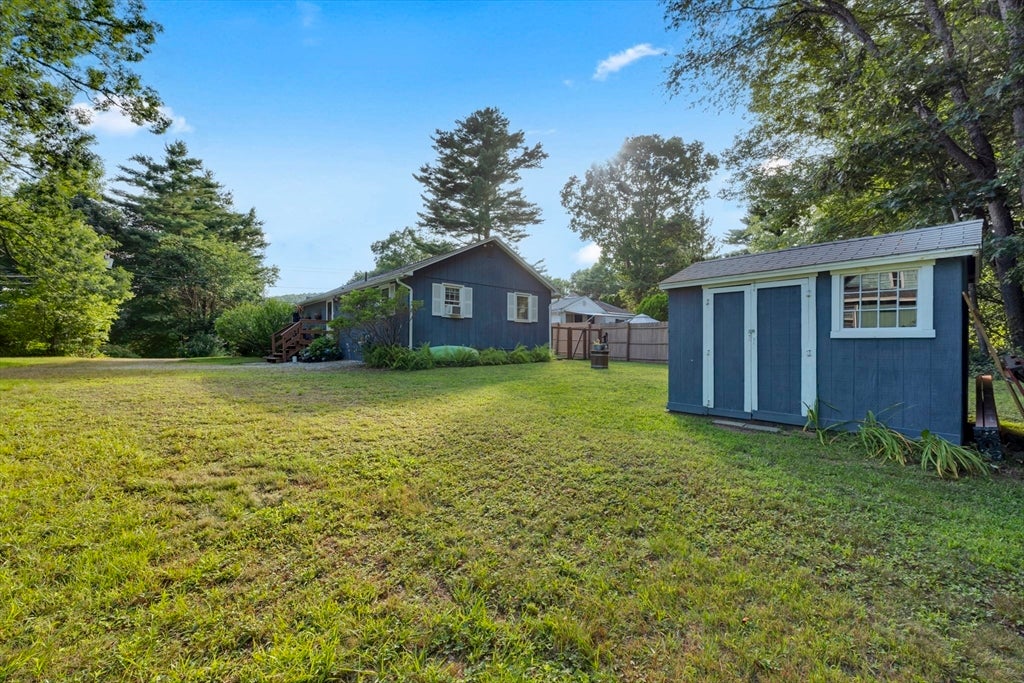 8 Shore Dr, Holland, MA Photo #5
