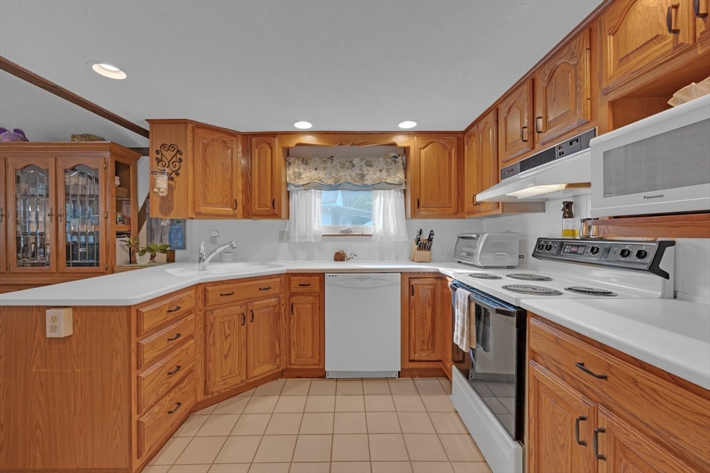 8 Shore Dr, Holland, MA Photo #11