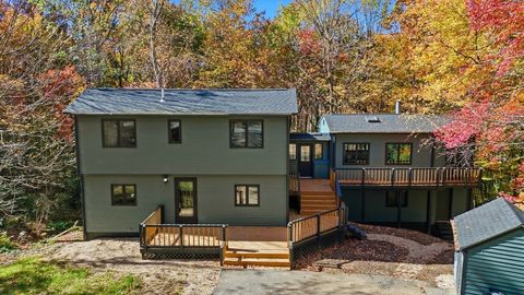 9 Bray Ct Pelham MA 01002