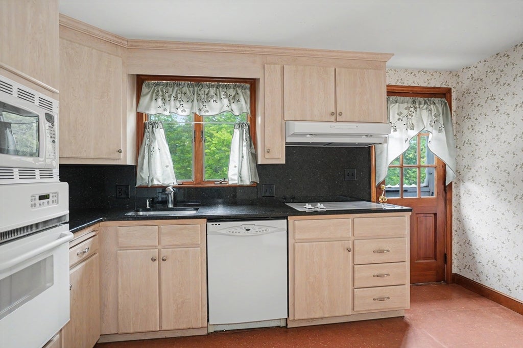 9 Eugene Rd, Burlington, MA Photo #11