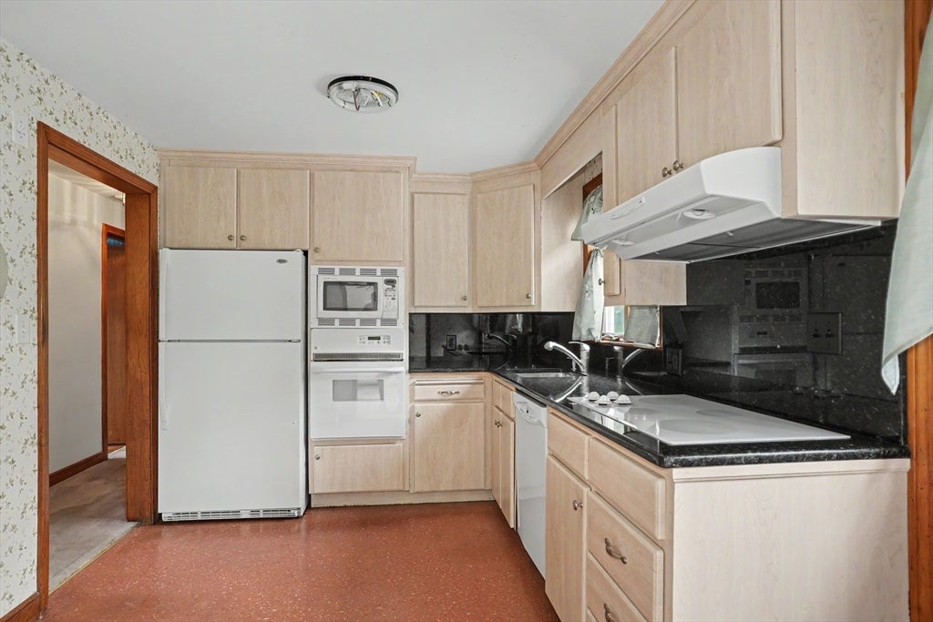 9 Eugene Rd, Burlington, MA Photo #12