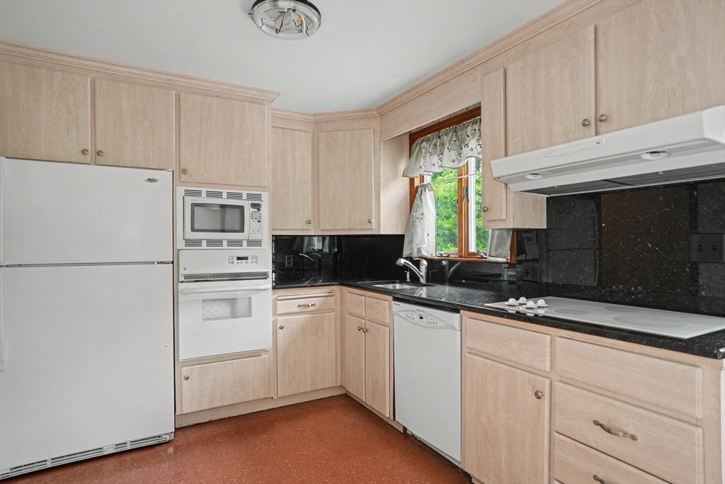 9 Eugene Rd, Burlington, MA Photo #10
