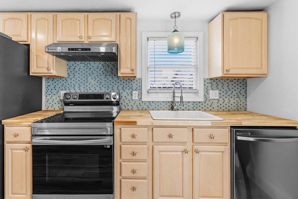 8 Cottage St, Wareham, MA Photo #6