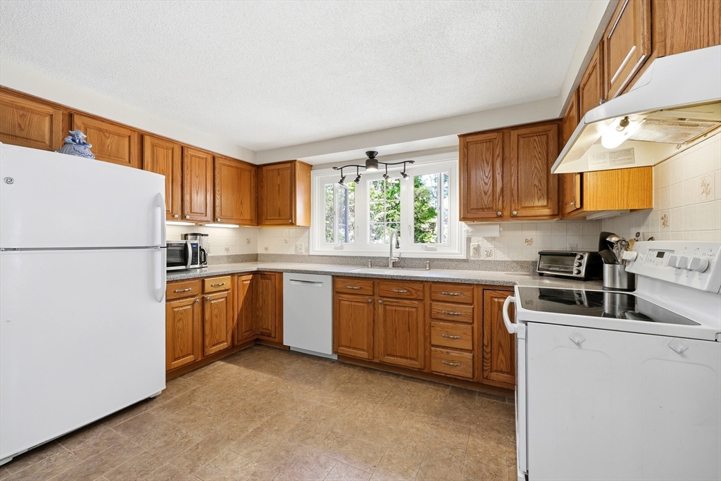 9 Meadowbrook Drive, Hadley, MA Photo #16