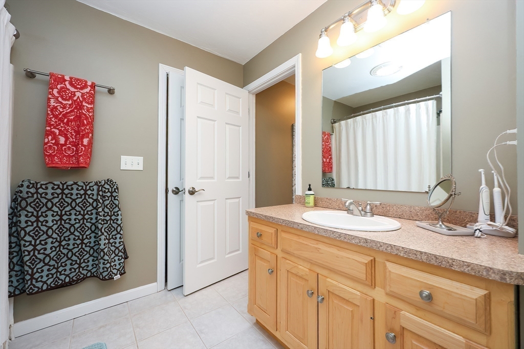 Northbridge, Massachusetts 01588, United States, 2 Bedrooms Bedrooms, ,2 BathroomsBathrooms,Residential,Pending,77194