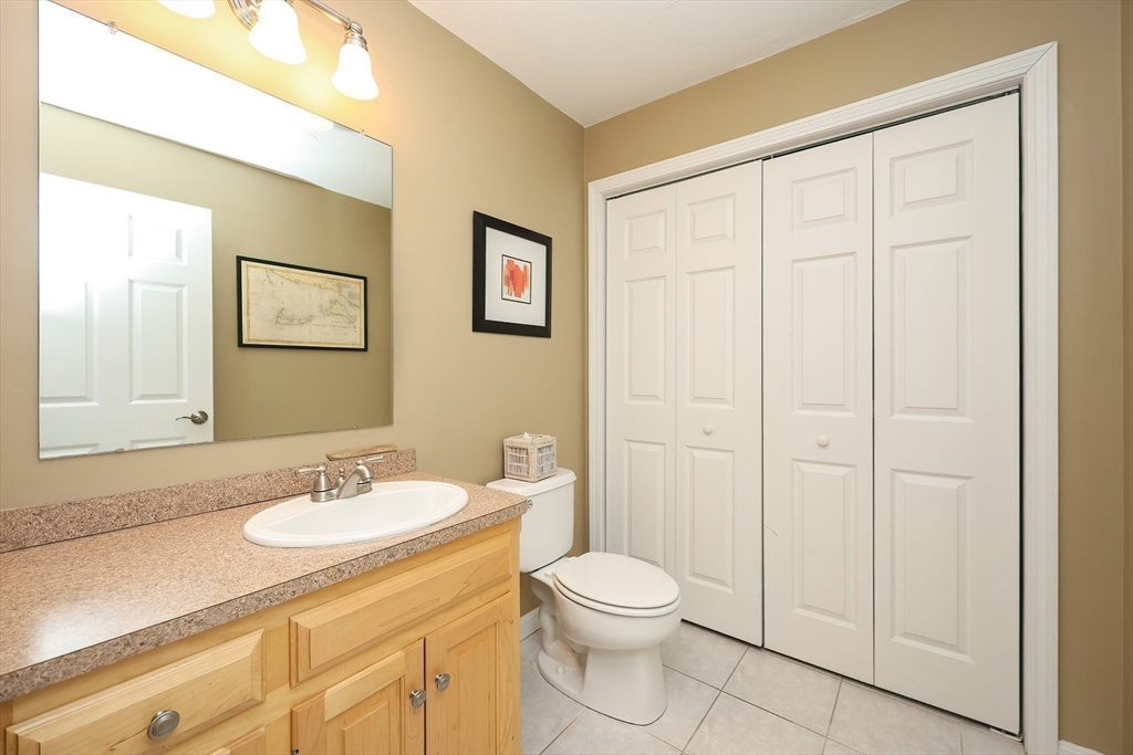 Northbridge, Massachusetts 01588, United States, 2 Bedrooms Bedrooms, ,2 BathroomsBathrooms,Residential,Pending,77194