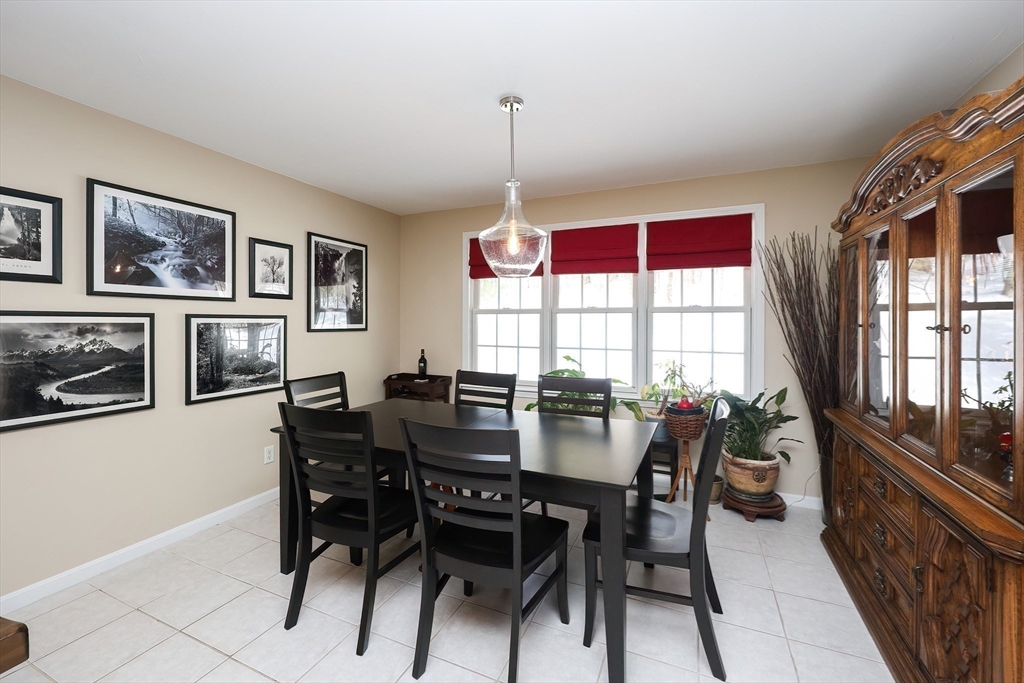 Northbridge, Massachusetts 01588, United States, 2 Bedrooms Bedrooms, ,2 BathroomsBathrooms,Residential,Pending,77194