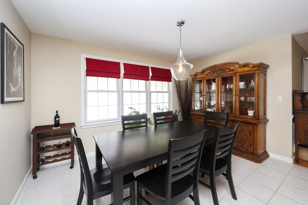 Northbridge, Massachusetts 01588, United States, 2 Bedrooms Bedrooms, ,2 BathroomsBathrooms,Residential,Pending,77194