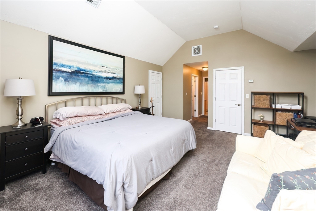 Northbridge, Massachusetts 01588, United States, 2 Bedrooms Bedrooms, ,2 BathroomsBathrooms,Residential,Pending,77194