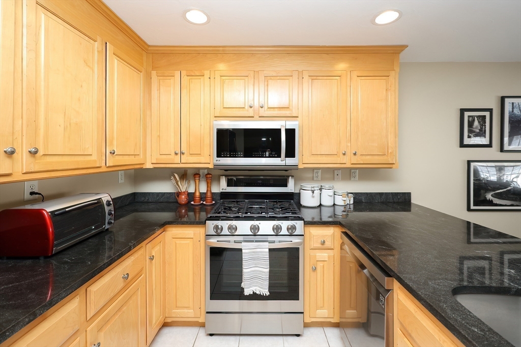 Northbridge, Massachusetts 01588, United States, 2 Bedrooms Bedrooms, ,2 BathroomsBathrooms,Residential,Pending,77194