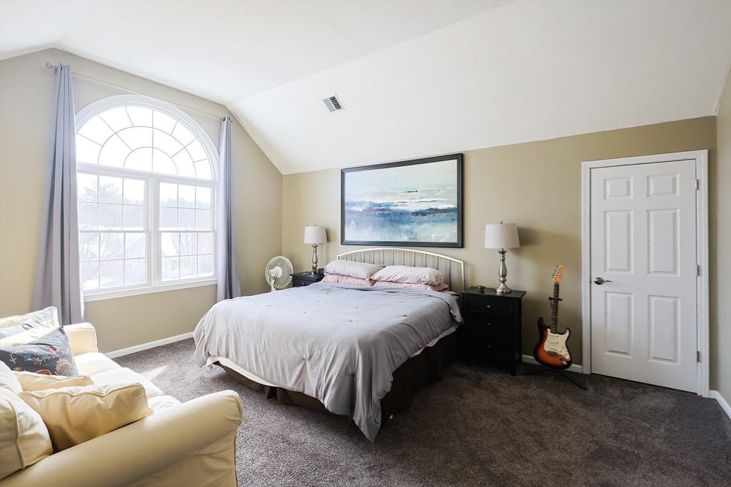 Northbridge, Massachusetts 01588, United States, 2 Bedrooms Bedrooms, ,2 BathroomsBathrooms,Residential,Pending,77194