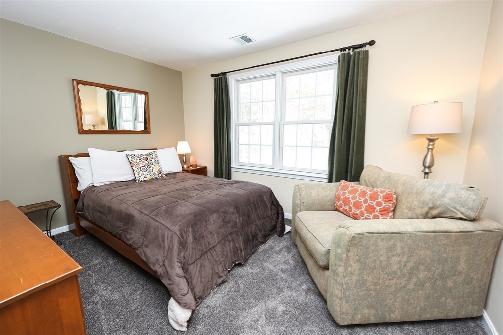 Northbridge, Massachusetts 01588, United States, 2 Bedrooms Bedrooms, ,2 BathroomsBathrooms,Residential,Pending,77194