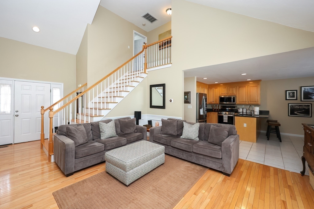 Northbridge, Massachusetts 01588, United States, 2 Bedrooms Bedrooms, ,2 BathroomsBathrooms,Residential,Pending,77194