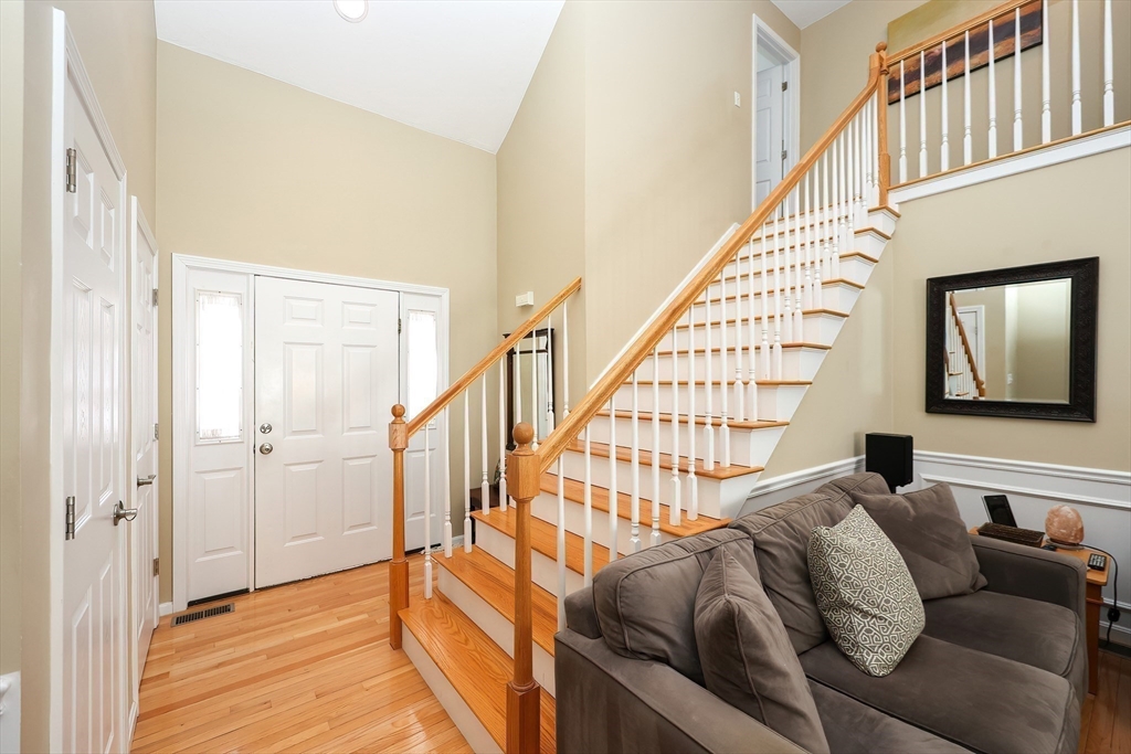 Northbridge, Massachusetts 01588, United States, 2 Bedrooms Bedrooms, ,2 BathroomsBathrooms,Residential,Pending,77194