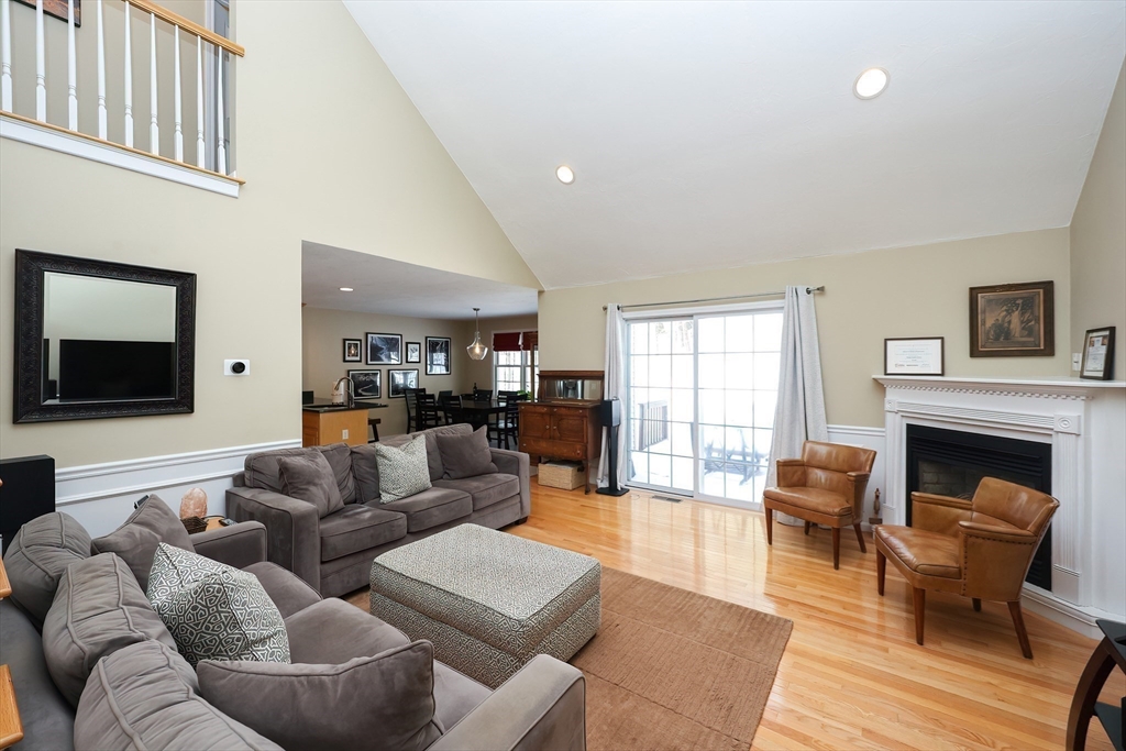 Northbridge, Massachusetts 01588, United States, 2 Bedrooms Bedrooms, ,2 BathroomsBathrooms,Residential,Pending,77194