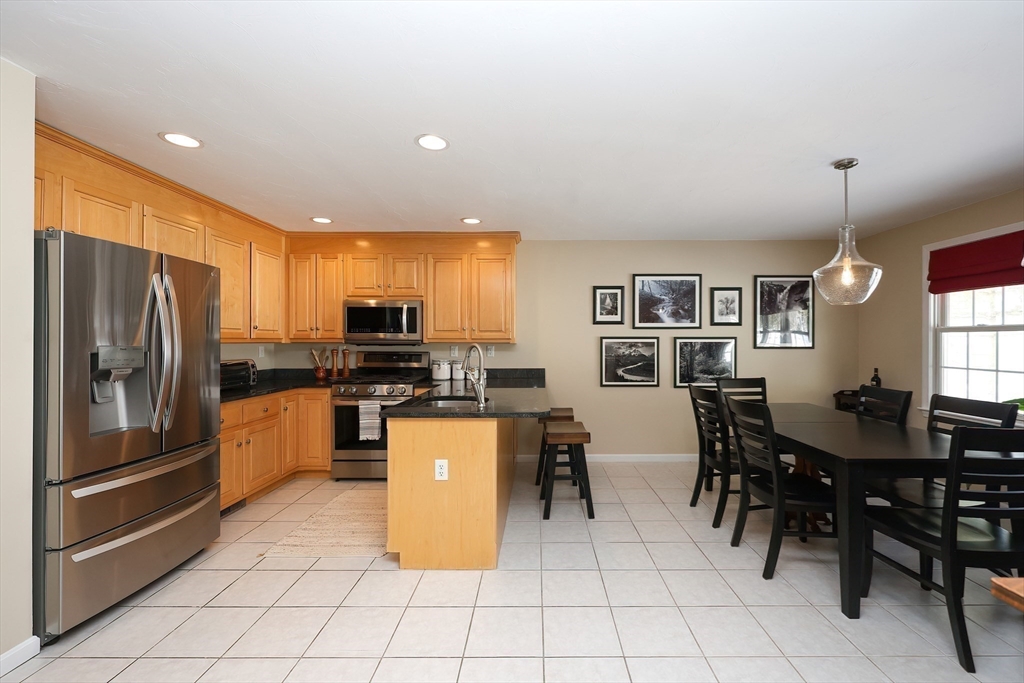 Northbridge, Massachusetts 01588, United States, 2 Bedrooms Bedrooms, ,2 BathroomsBathrooms,Residential,Pending,77194