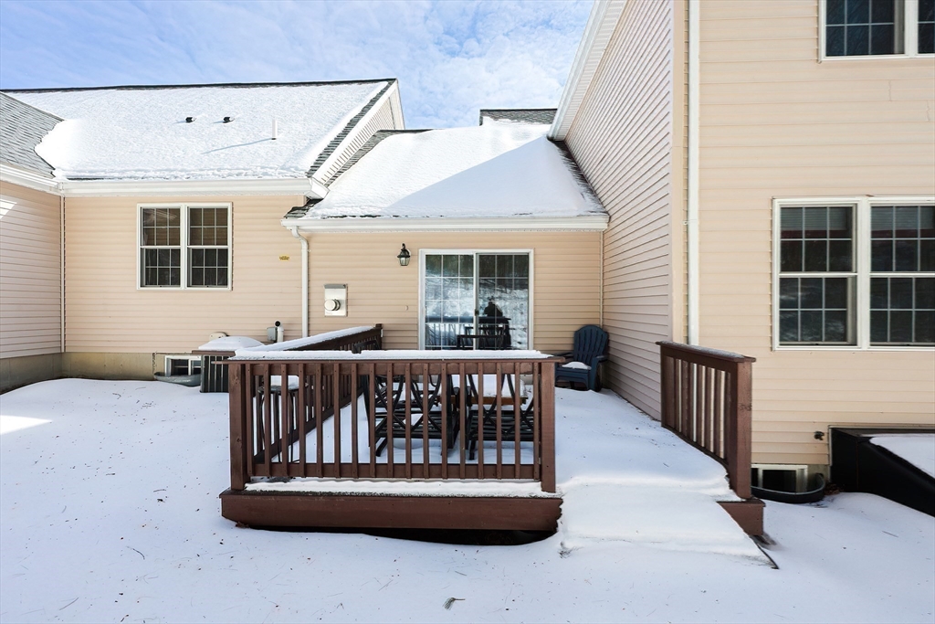 Northbridge, Massachusetts 01588, United States, 2 Bedrooms Bedrooms, ,2 BathroomsBathrooms,Residential,Pending,77194