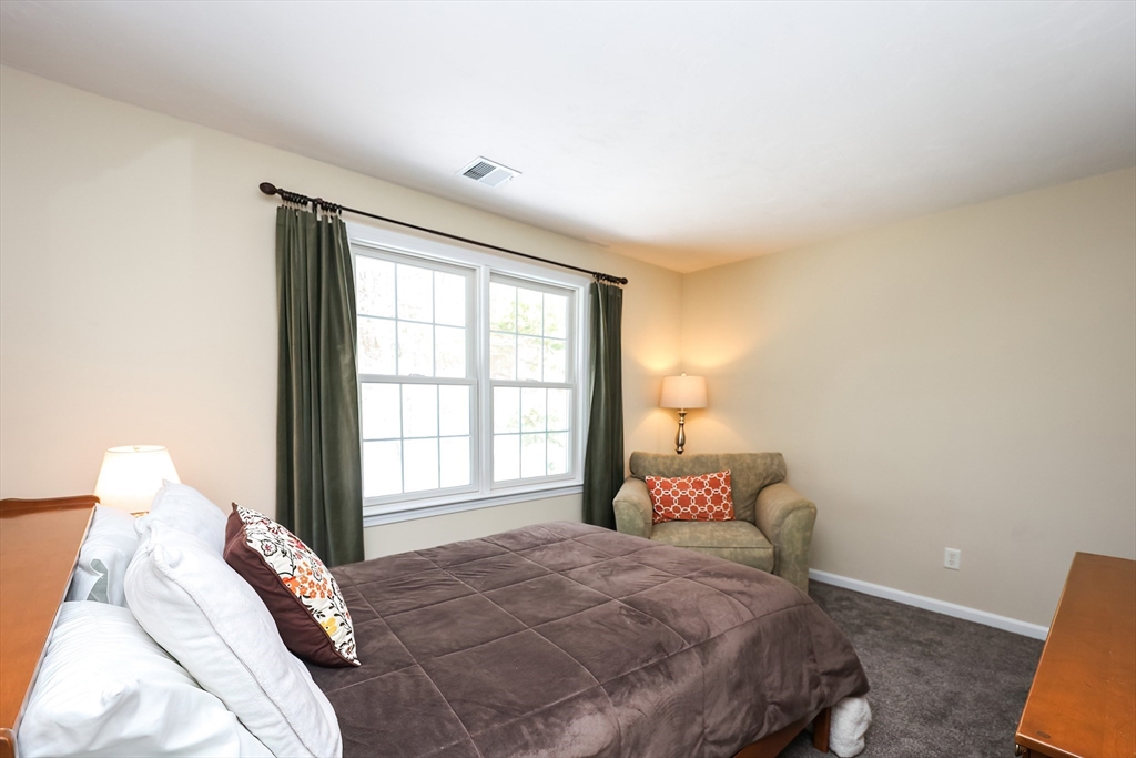 Northbridge, Massachusetts 01588, United States, 2 Bedrooms Bedrooms, ,2 BathroomsBathrooms,Residential,Pending,77194