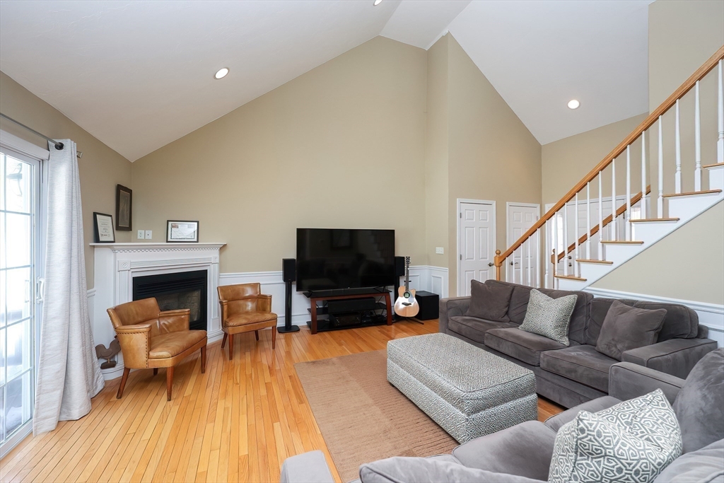 Northbridge, Massachusetts 01588, United States, 2 Bedrooms Bedrooms, ,2 BathroomsBathrooms,Residential,Pending,77194