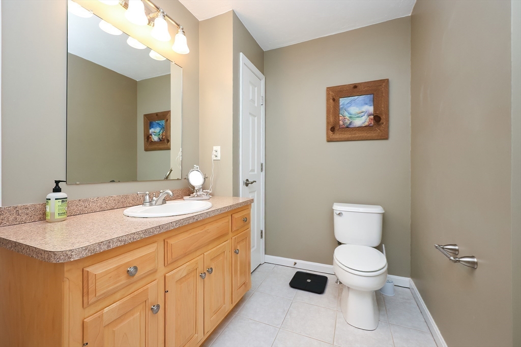 Northbridge, Massachusetts 01588, United States, 2 Bedrooms Bedrooms, ,2 BathroomsBathrooms,Residential,Pending,77194