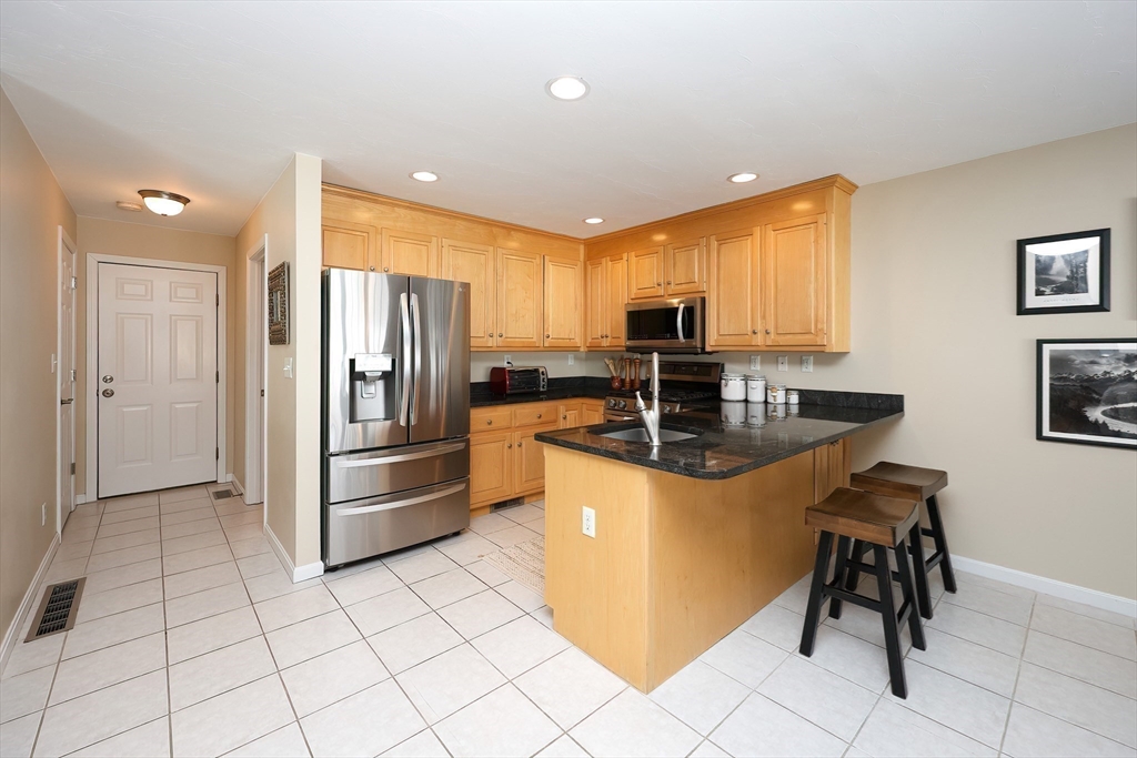 Northbridge, Massachusetts 01588, United States, 2 Bedrooms Bedrooms, ,2 BathroomsBathrooms,Residential,Pending,77194