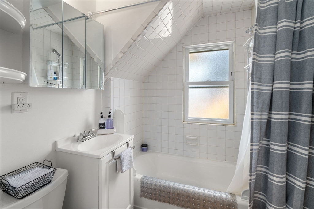 Somerville, Massachusetts 02143, United States, 1 Bedroom Bedrooms, ,1 BathroomBathrooms,Residential,Active,236172