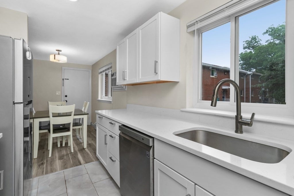 208 Bishop Dr 208