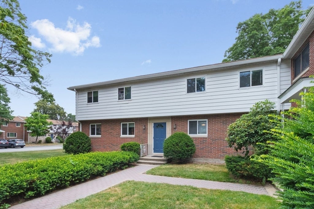 208 Bishop Dr 208