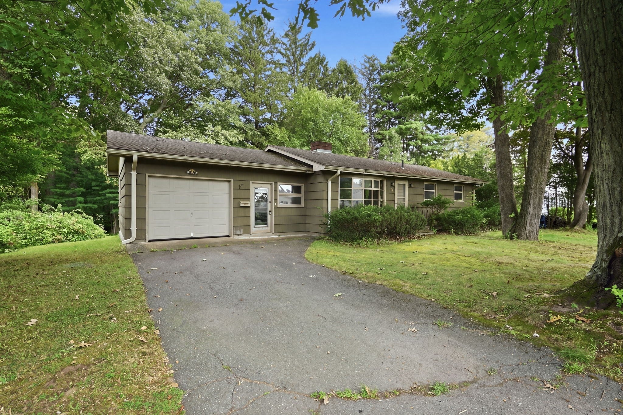 46 Spencer St, Agawam, MA Photo #26