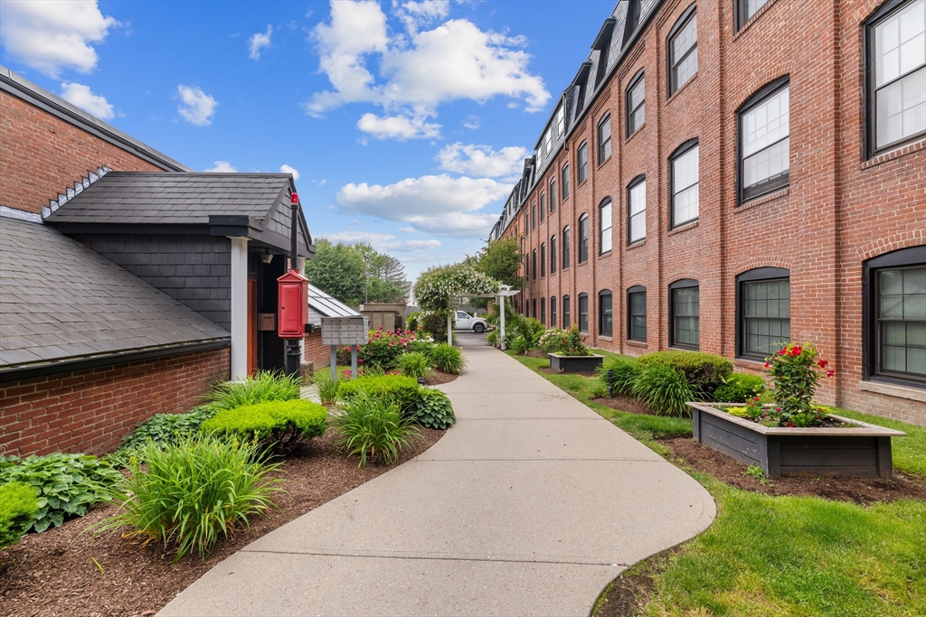 21 Linden St 210