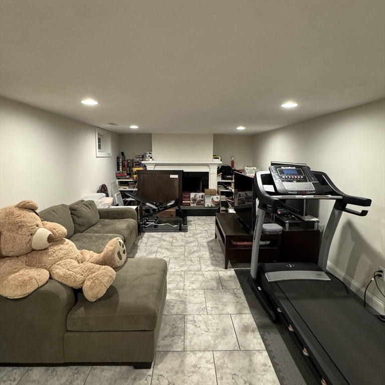 Belmont, Massachusetts 01867, United States, 3 Bedrooms Bedrooms, ,3 BathroomsBathrooms,Residential,Pending,127482