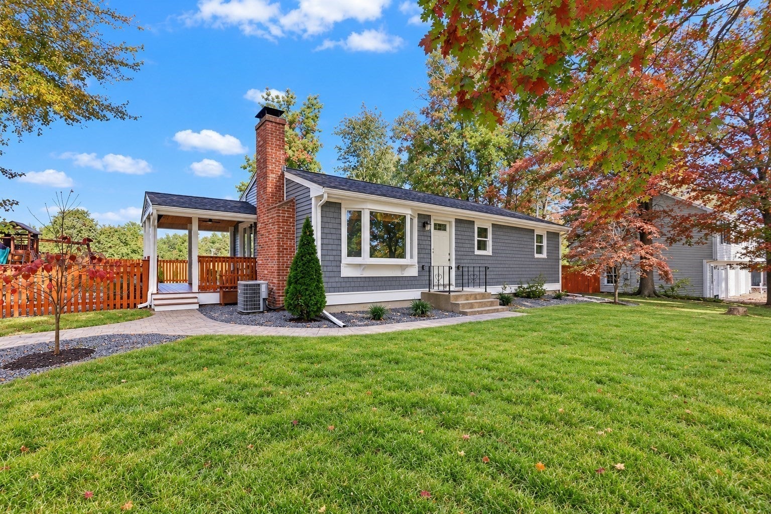 Photo of 71 Oakridge Ave, North Attleboro, MA