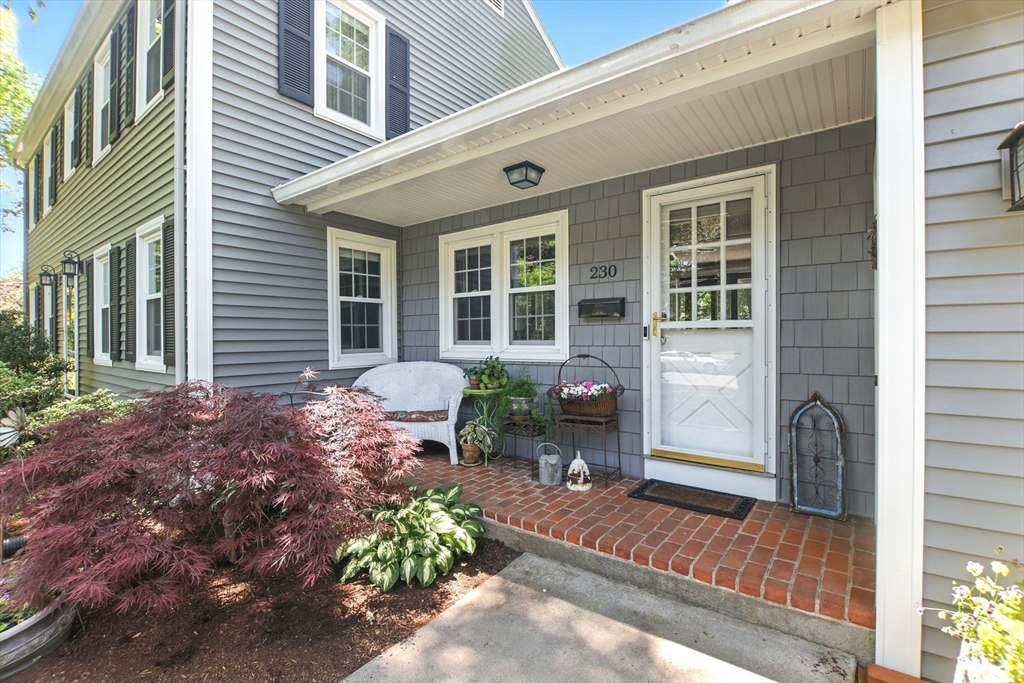 230 Meadowlark Dr