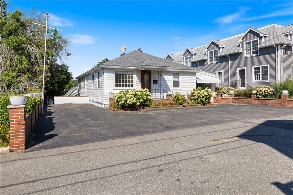 8 Luzitania Ave