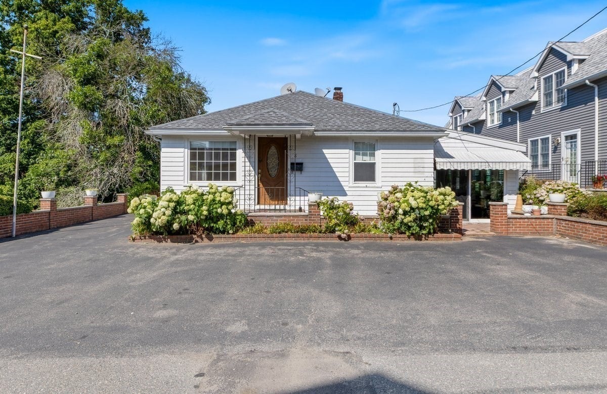 8 Luzitania Ave