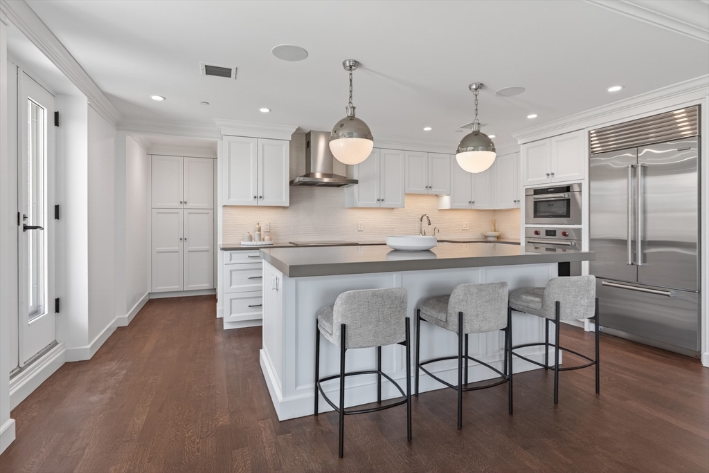 300 Boylston St 702