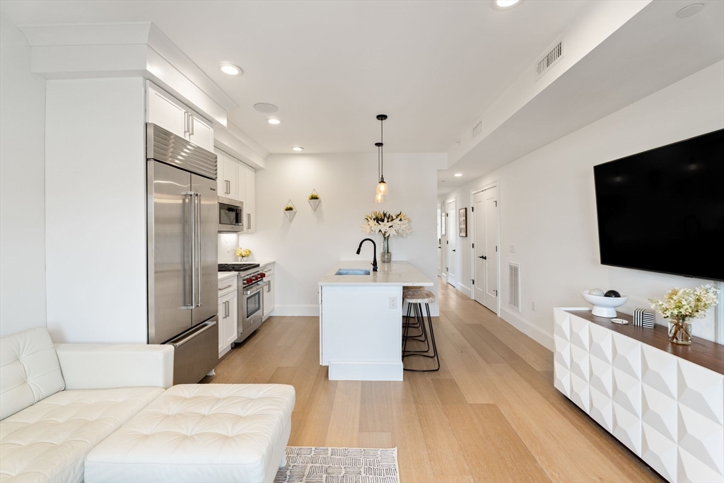 258-260 W Third Street 2B