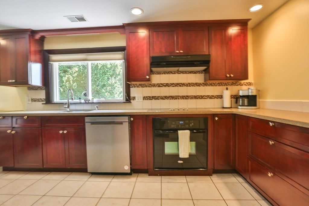 108 Lakeshore Dr, Marlborough, MA Photo #7
