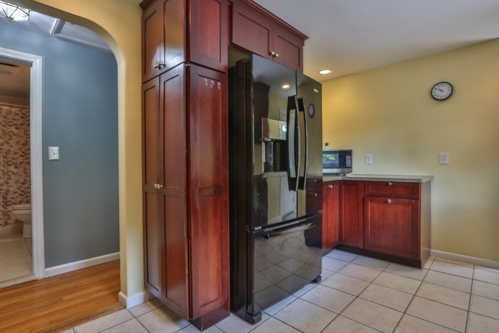 108 Lakeshore Dr, Marlborough, MA Photo #10