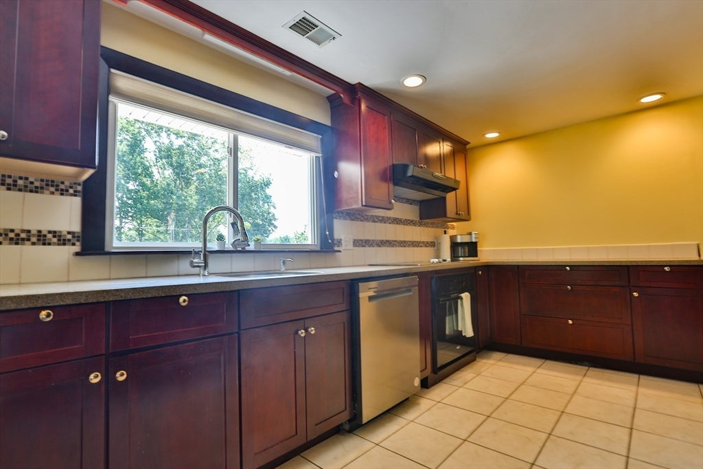 108 Lakeshore Dr, Marlborough, MA Photo #8