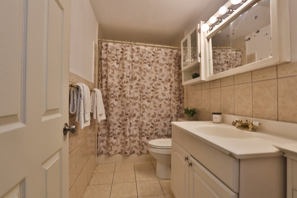 108 Lakeshore Dr, Marlborough, MA Photo #14