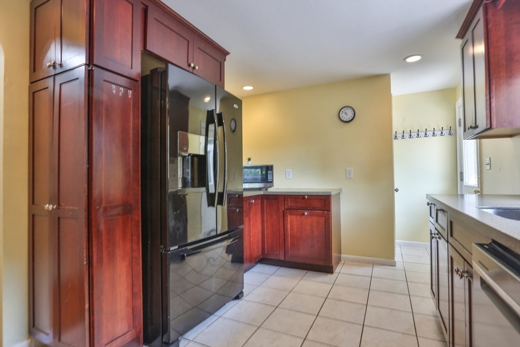 108 Lakeshore Dr, Marlborough, MA Photo #9