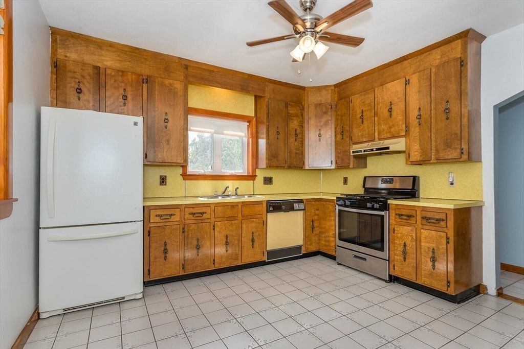 Norwood, Massachusetts 02062, United States, 6 Bedrooms Bedrooms, ,4 BathroomsBathrooms,Residential,Active,219915