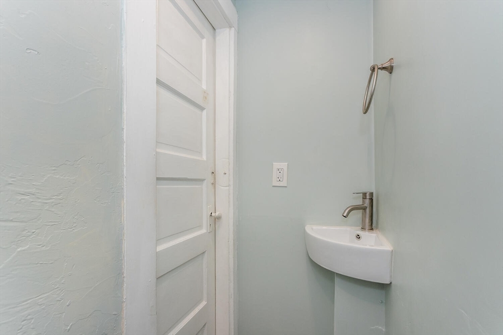 Norwood, Massachusetts 02062, United States, 6 Bedrooms Bedrooms, ,4 BathroomsBathrooms,Residential,Active,219915